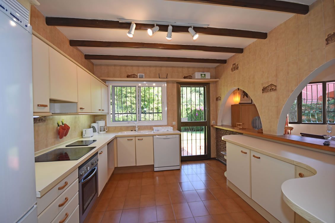 Fully Fitted Kitchen