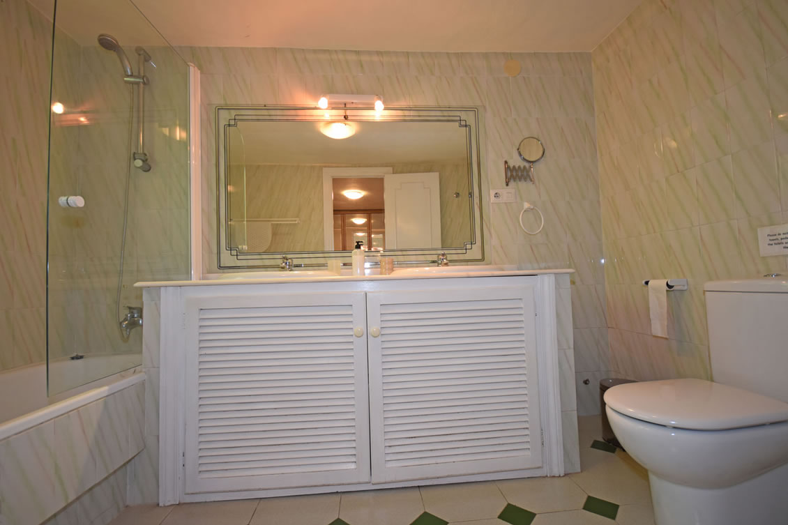 Master Bedroom En-Suite Bathroom