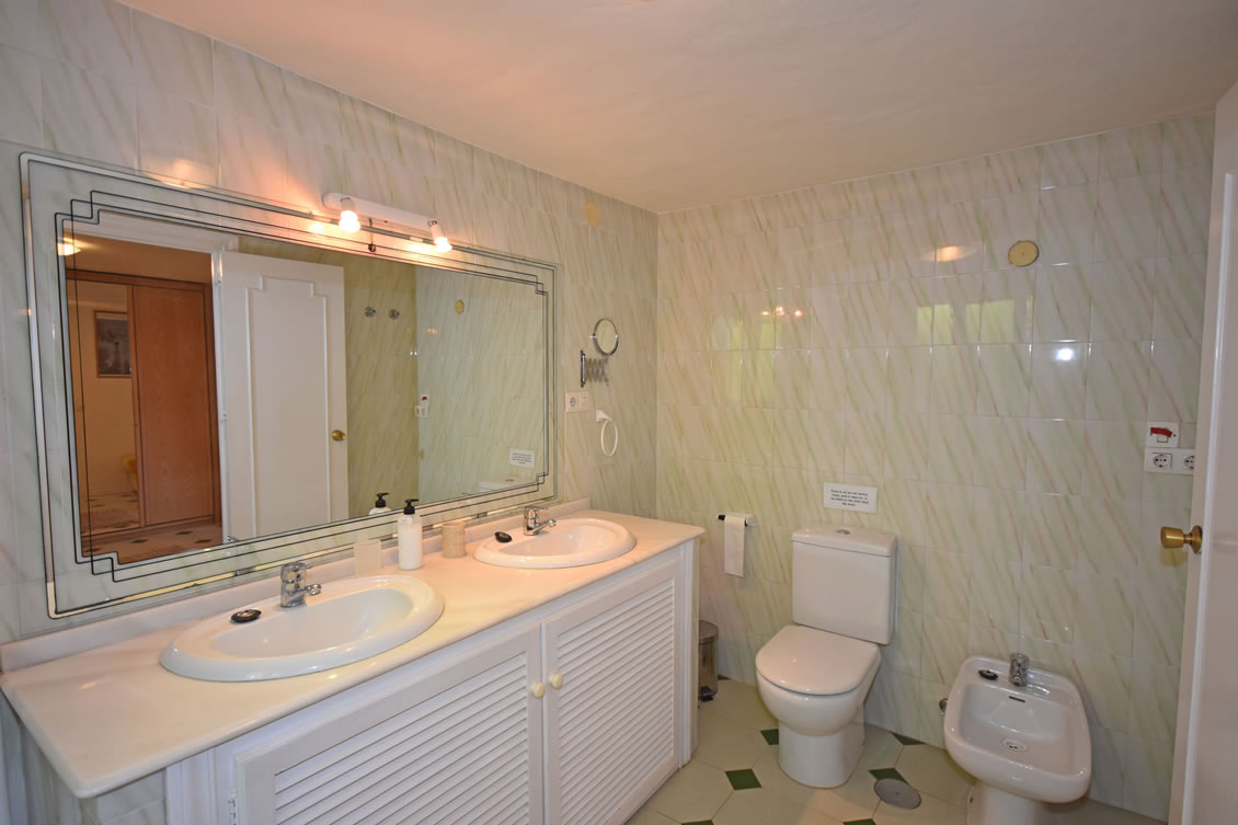 Master Bedroom En-Suite Bathroom